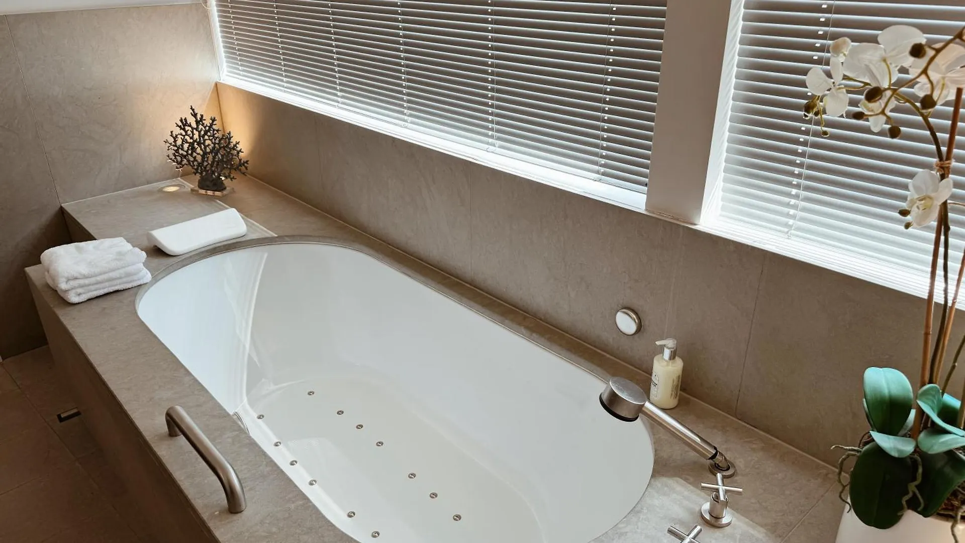 Hotel Van Cleef Brugge 4*,